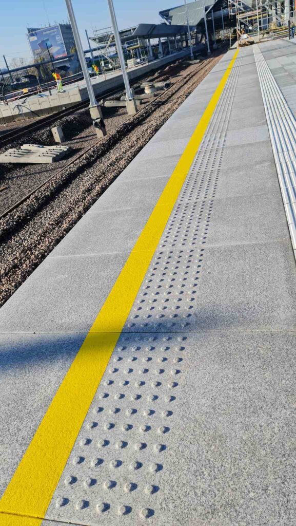 płyty ostrzegawcze peronowe stacja PKP Olsztyn Płyty ostrzegawcze pkp Warszawa Zachodnia
