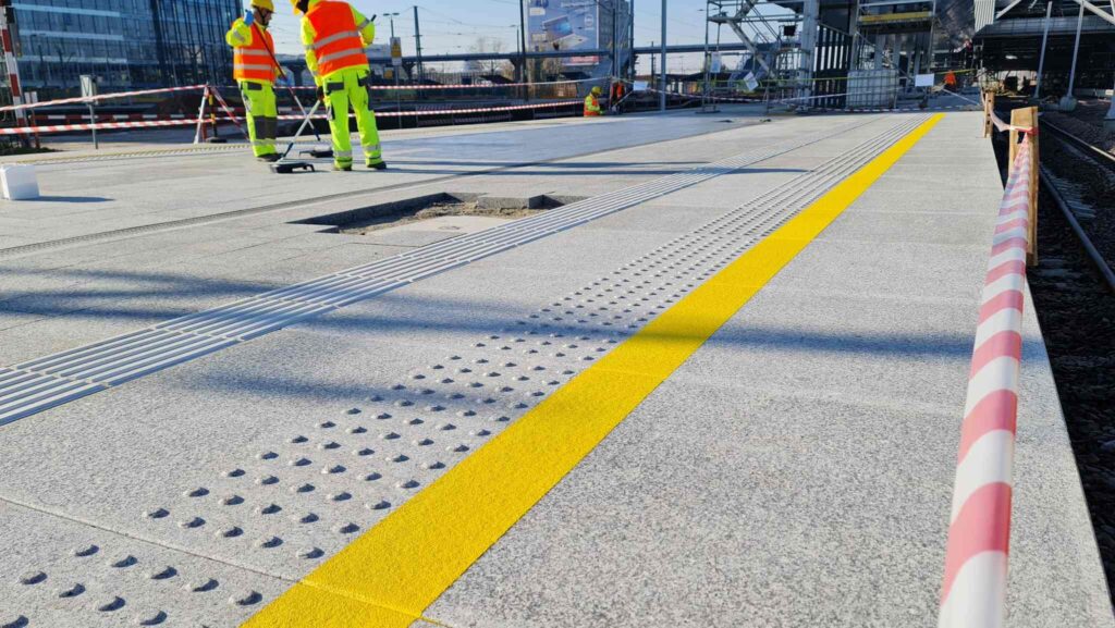 dostawca materiałów peronowych do inwestycji; materiały peronowe do modernizacji PKP; produkty zgodne z normą TSI PRM; certyfikowane płyty peronowe; płytki ostrzegawcze do przetargu WhatsApp Image 2025 04 02 at 21.41.49 Easy Resize.com 1
