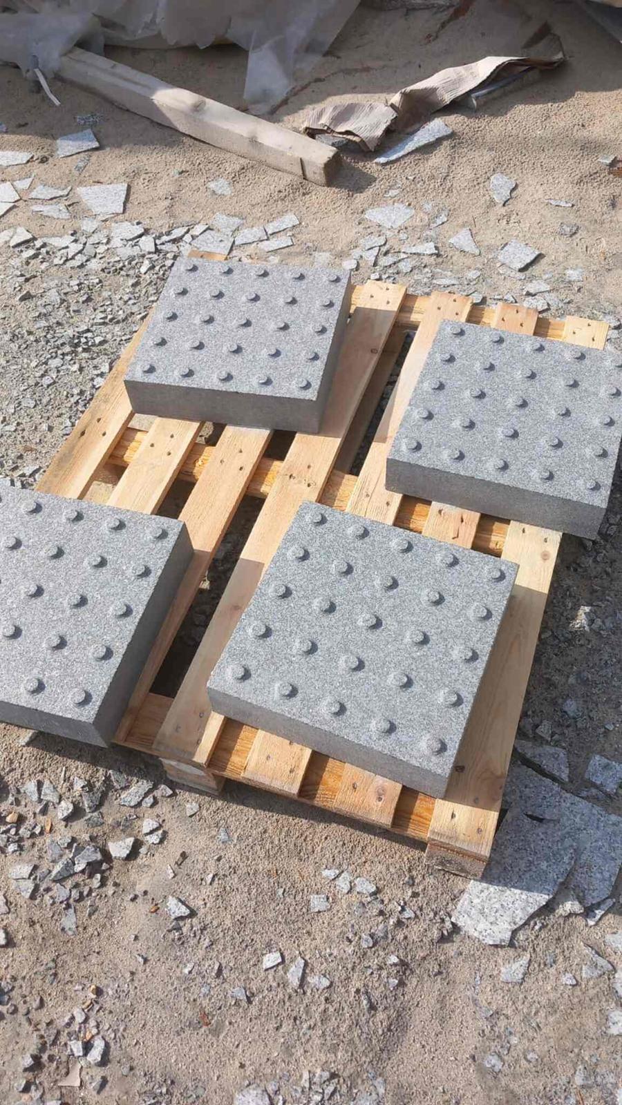 Strona główna a pallet with grey bricks on it
