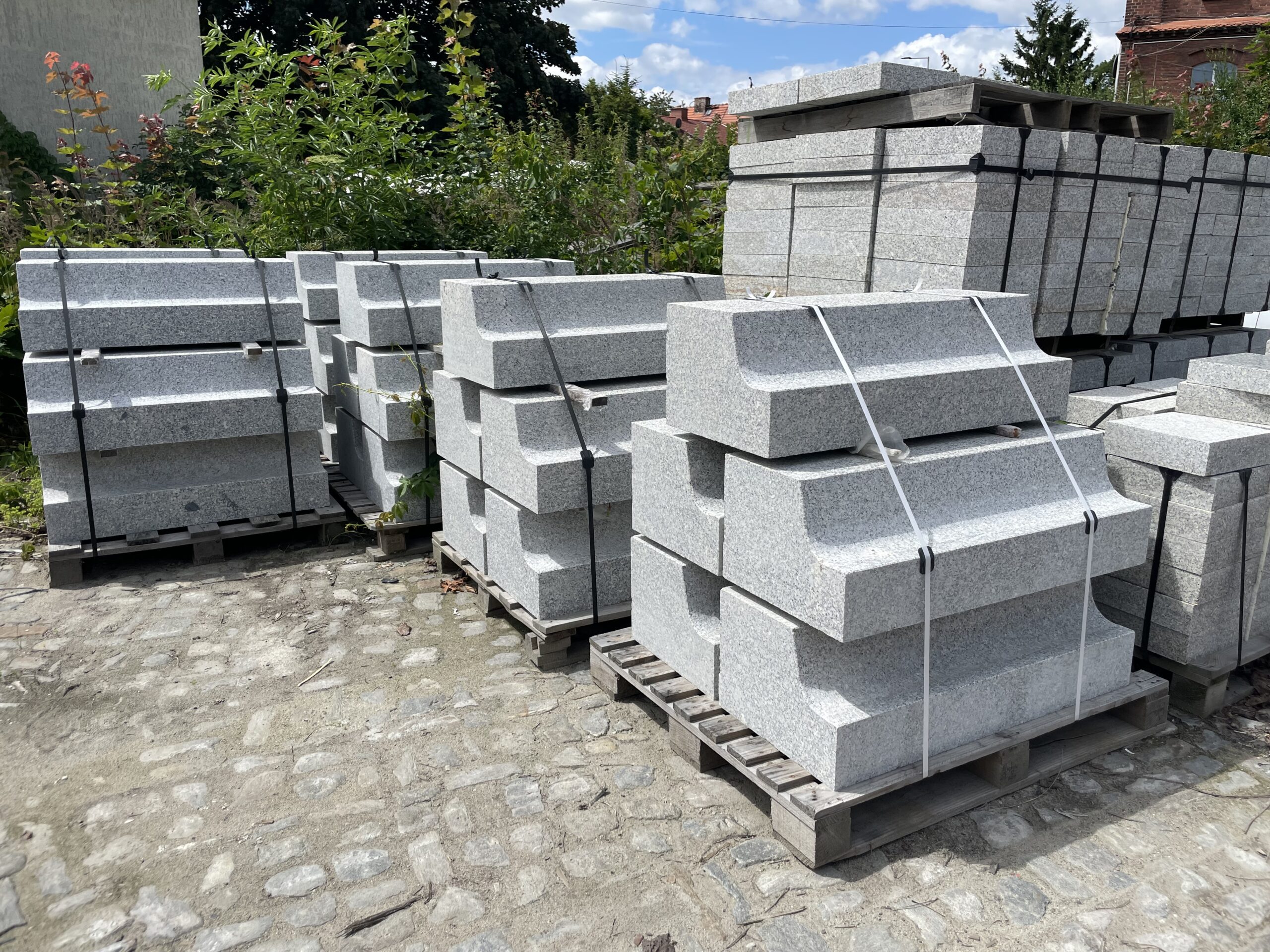 Produkty Producent wyrobów z granitu – płyty peronowe i krawężniki DOKAM